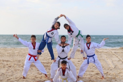 أطفال يمارسون رياضة التيكواندو على شاطئ بحر مدينة خانيونس