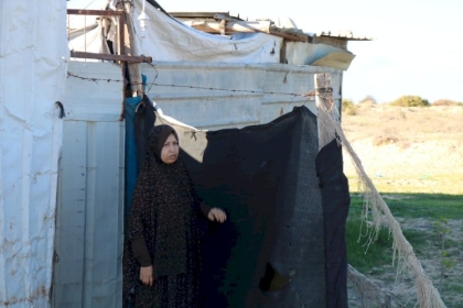 ألواح "زينقو" ونايلون تستر عائلة بدوان عن أعين الشارع