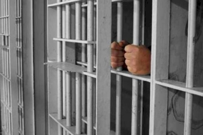 الاحتلال يعزل أسيرًا وآخرون يهددون بخطوات احتجاجية