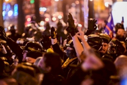 الانتخابات الأمريكية 2020: اشتباكات خلال مسيرات مؤيدة لترامب ومزاعمه بشأن تزوير الانتخابات