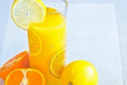 طبيب يحذر من إضافة عصير الليمون للمشروبات الساخنة