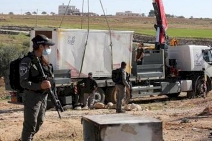 الاحتلال يخطر بهدم مسكنين وبركسين زراعيين  بالأغوار