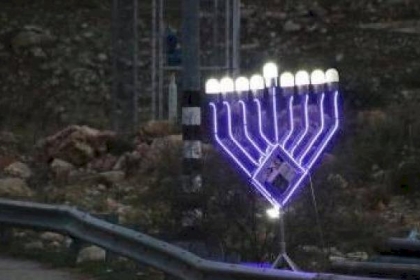 بيت لحم: مستوطنون ينصبون شمعدانًا مضيئًا على مدخل بلدة تقوع ويعتدون على المواطنين