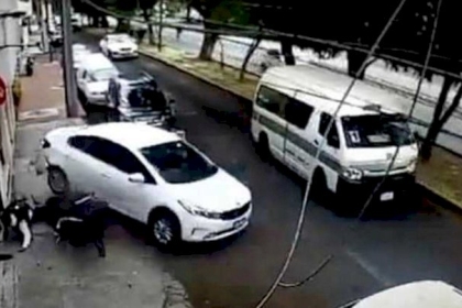 بالفيديو.. حاولا سرقته بالإكراه فـ"هرسهما" بسيارته