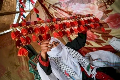 بالصور - الفلسطينية "غنيمة العرجان" تغزل الصوف باستخدام "قرني غزال"