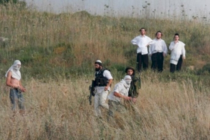 مستوطنون يتلفون محاصيل زراعية والاحتلال يحتجز ثلاثة مواطنين شرق يطا