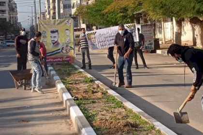 بمناسبة اقتراب الذكرى (56) لحركة فتح ... متطوعون يقومون بتنظيف وتزيين وزراعة الأشجار في أحد شوارع غزة 