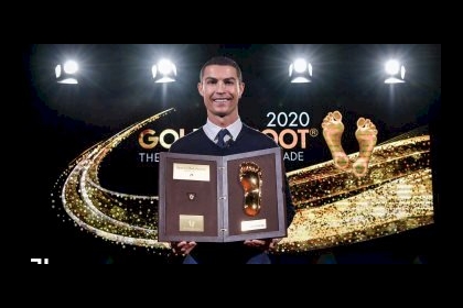 كرستيانو رونالدو يتسلم جائزة القدم الذهبية
