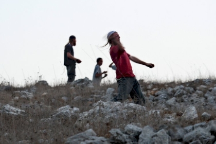 مستوطنون يعتدون على مواطن واغلاق حاجز زعترة جنوب نابلس