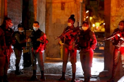 الاحتلال يقتحم المسجد الأقصى ويعتقل شابين ويعتدي على عدد من المواطنين