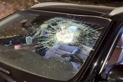 تضرر عدد من المركبات في هجوم للمستوطنين جنوب نابلس