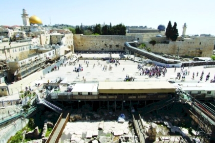 حفريات جديدة في ساحة البراق قرب الأقصى والأوقاف تحذر
