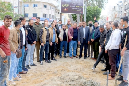 حركة فتح بمحافظة غزة تطلق أولى فعاليات إحياء ذكرى الانطلاقة 56 بوضع صورة الشهيد ياسر عرفات بشارع الجلاء