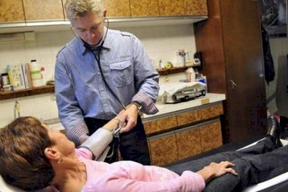 لهذا السبب ينصح الأطباء بقياس ضغط الدم في الذراعين