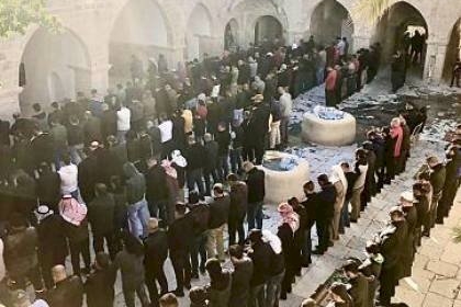 مئات الفلسطينيين يؤدون العصر في مقام النبي موسى رغم معيقات الاحتلال