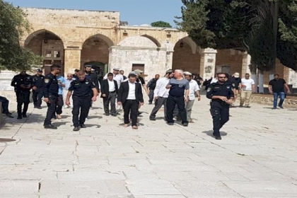 بالفيديو: حراس "الأقصى" يضبطون مستوطنًا متخفيًا تسلّل بين المصلين