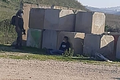 الاحتلال ينكل بشاب قرب باب العامود ويستدعي طفلا من سلوان