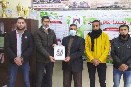 لجان الثانوية العامة بالشبيبة الفتحاوية  توزع  الملازم الدراسية على طلاب الثانوية العامة  بمحافظة خانيونس