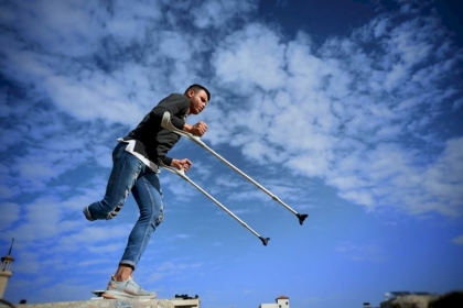 صور: محمد عليوة فقد قدمه بعيار ناري من قبل قوات الاحتلال ولم يفقد العزيمة والإرادة وعاد ليمارس رياضة "الباركور"