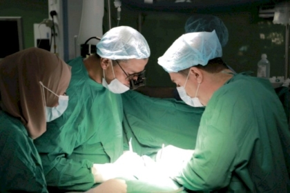 مجمع ناصر الطبي يجري عملية أوعية دموية معقدة بنجاح