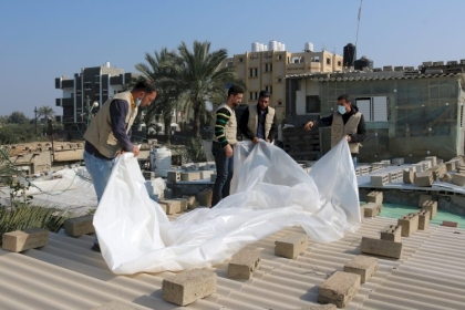 لجنة اللاجئين بالمحافظة الوسطى تستكمل تنفيذ مبادرة "دائمًا معكم 2 " لتغطية عددًا من منازل الأسر المتعففة 