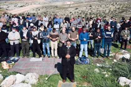 سلفيت: مواطنون يؤدون صلاة الجمعة فوق الأراضي المهددة بالاستيلاء