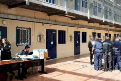 مصلحة سجون الاحتلال: إصابة 14 أسيرا بالكورونا في سجن "رامون"
