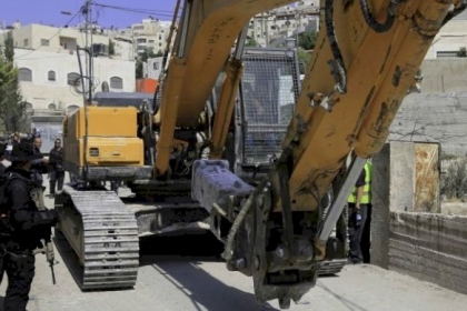 الاحتلال يهدم سورا في بلدة عناتا شمال شرق القدس المحتلة