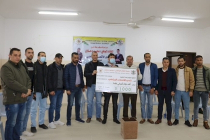 القائد محمد دحلان يقدم منحة مالية لثلاثة أندية في المحافظة الوسطى