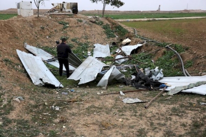 فلسطينيون يتفقدون آثار القصف الإسرائيلي في خان يونس جنوب قطاع غزة