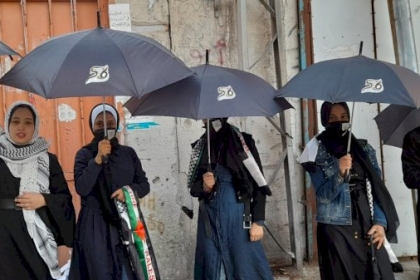 بالصور: الشبيبة الفتحاوية  بمحافظة رفح توزع المظلات الشتوية على طلبة الثانوية