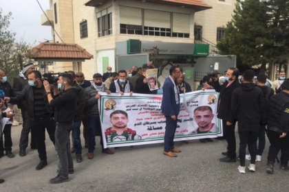 مشاركون خلال وقفة  إسنادا للأسير المريض حسين مسالمة: أفيقوا يا عالم أسرانا ليسوا  مجرد  أرقاماً