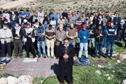 سلفيت: مواطنون يؤدون الصلاة الجمعة فوق الأراضي المهددة بالاستيلاء