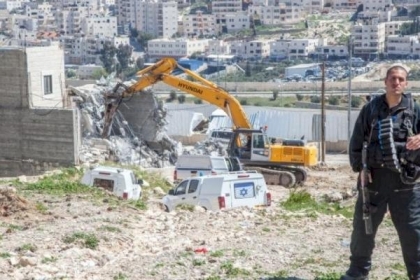 الخليل: الاحتلال يهدم مسجدا قيد الانشاء شرق يطا