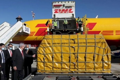 إعلام إسرائيلي يكشف سبب إرجاع اللقاحات الخاصة بقطاع غزة المُرسلة من قبل السلطة