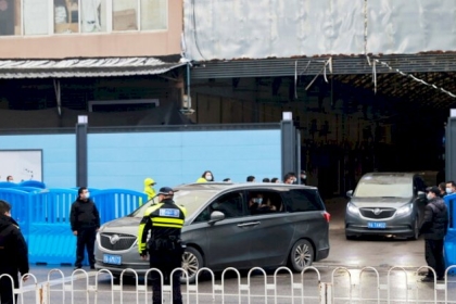 الصين: فريق منظمة الصحة العالمية يزور سوق ووهان