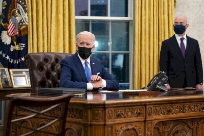 تعيين مهاجر لاتيني وزيرا للأمن الداخلي وبادين يتجه لتسهيل التجنيس