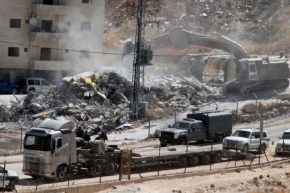 الاحتلال يهدم منزلا قيد الانشاء وأسوارا في عناتا