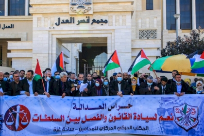 المكتب الحركي المركزي للمحامين بساحة غزة ينظم وقفة احتجاجية رفضا لقرارات عباس