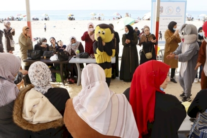 لجنة المرأة العاملة بمجلس العمال في محافظة غزة تنفذ يوم ترفيهي على شاطئ بحر غزة