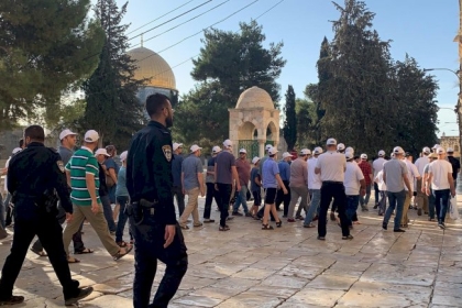 الاحتلال يشن حملة اعتداءات على المصلين وترحيل 321 من أهالي الضفة الغربية