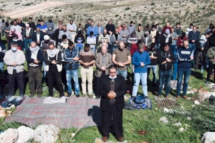 الأغوار: فلسطينيون يؤدون صلاة الجمعة في خربة حمصة الفوقا