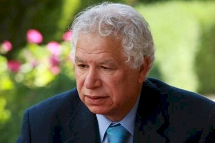 وفاة الروائي و الشاعر الفلسطيني مريد البرغوثي