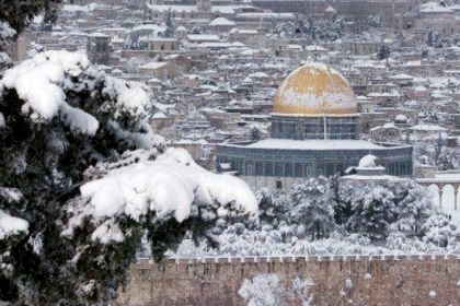 شاهد: المسجد الأقصى وقبة الصخرة تكتسي بالأبيض