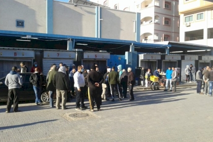 بالصور:لجنة اللاجئين بمحافظة الشمال تنفذ وقفة احتجاجية ضد سياسية الأونروا بتقليص السلة الغذائية