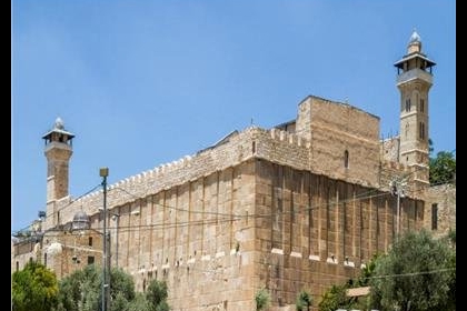 قوات الاحتلال تهدم جدار منزل قرب الحرم الإبراهيمي في الخليل