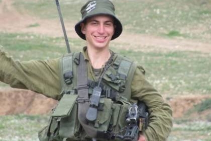 عائلة غولدين تهاجم جيش الاحتلال : كل شيء يدخل غزة والجنود لا يعودون