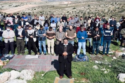 عشرات المواطنين يؤدون صلاة الجمعة في أراضيهم المهددة بالاستيلاء شرق يطا