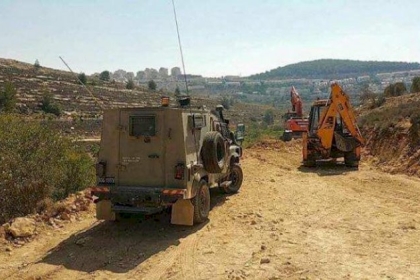 مستوطنون يشقون طريقا استيطانيا شرق بيت لحم