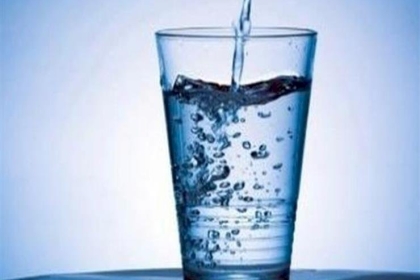 هل تناول الماء أثناء الأكل يُسبب "الكرش"؟